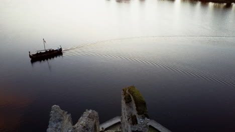 Paisaje-Aéreo-De-Otoño-Antiguas-Ruinas-Del-Castillo-Koknese-Y-Río-Daugava-Ubicado-En-Koknese-Letonia