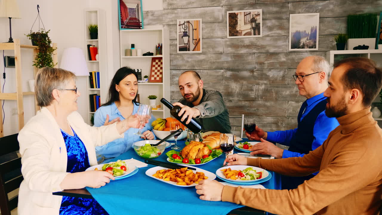 은 와인을 는 젊은 남자