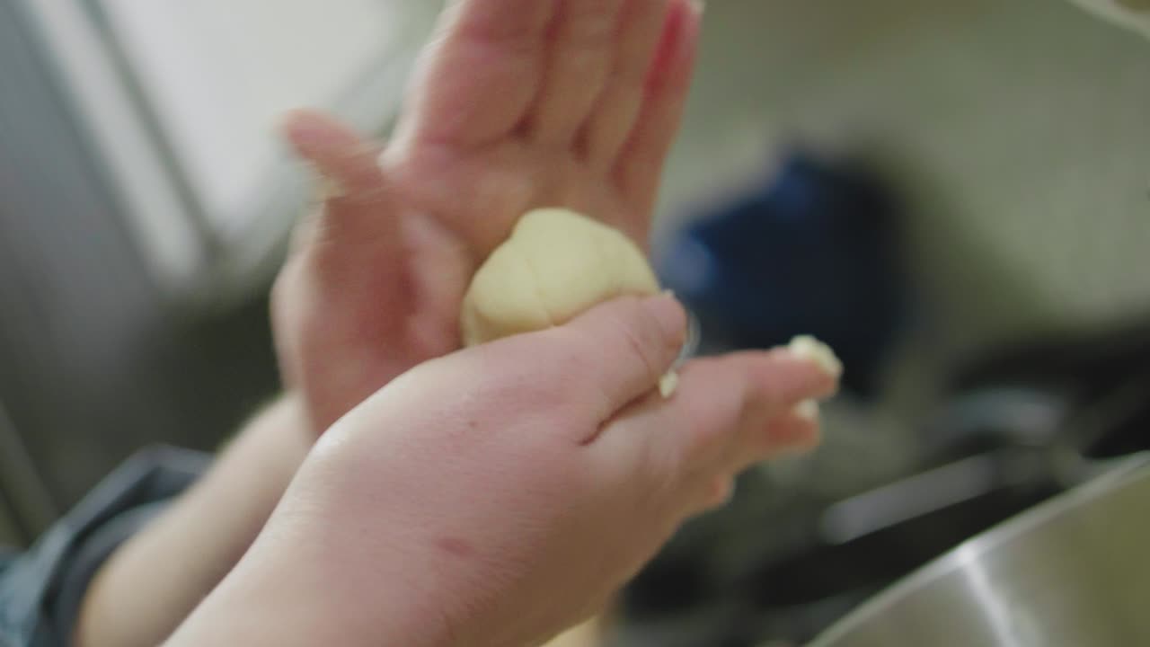 rodar la masa de las galletas de azúcar en bolas