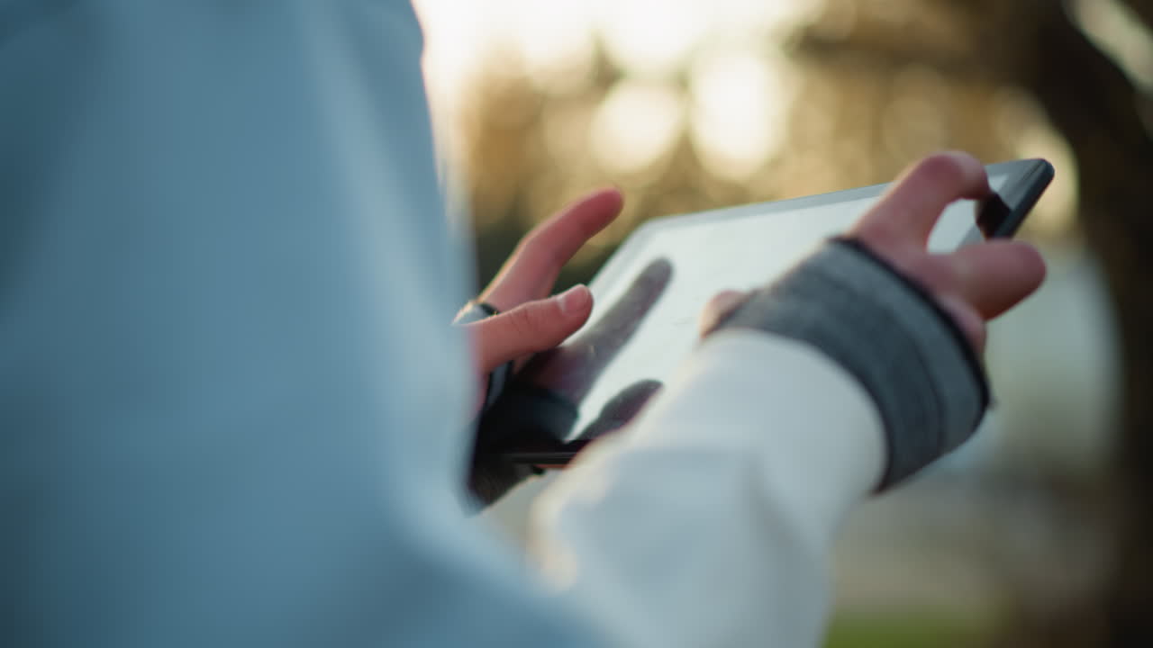 따뜻한 저녁, 도시 여행자가 휴대폰으로 지도를 보며 경로를 확인하고, 통근자는 저녁에 지도를 보며 경로를 검토해요. 개인은 해 질 녘 조명 아래 도시 스카이라인과 함께 스마트폰을 사용하여 지도를 확인해요.