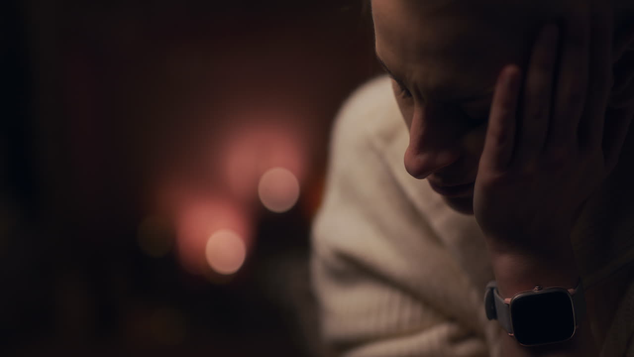 retrato de una mujer totalmente rota con depresión por la noche