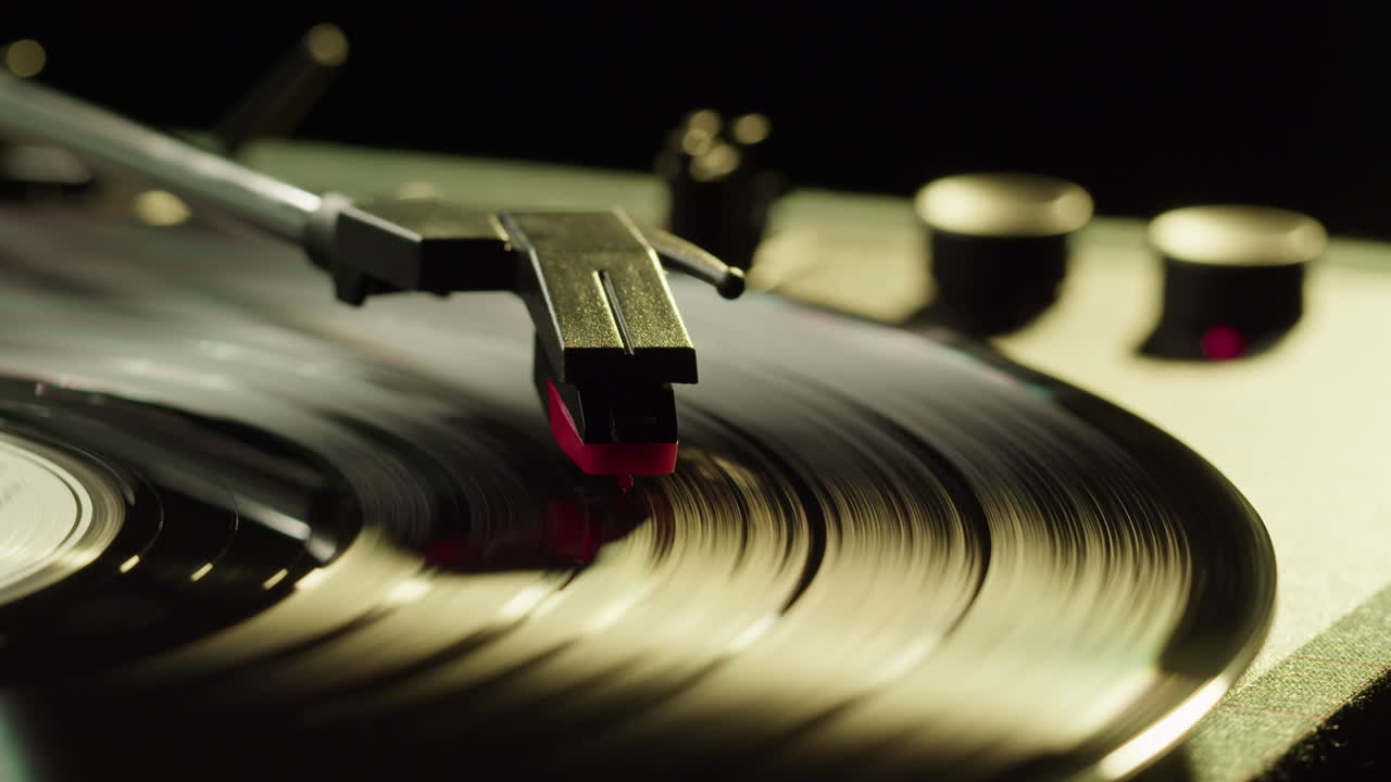 Primo piano di un disco in vinile in riproduzione su un giradischi