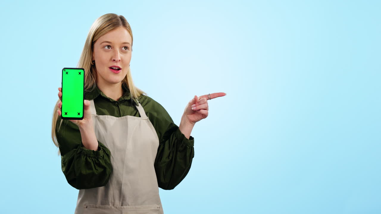mujer feliz, teléfono y señalando a la maqueta