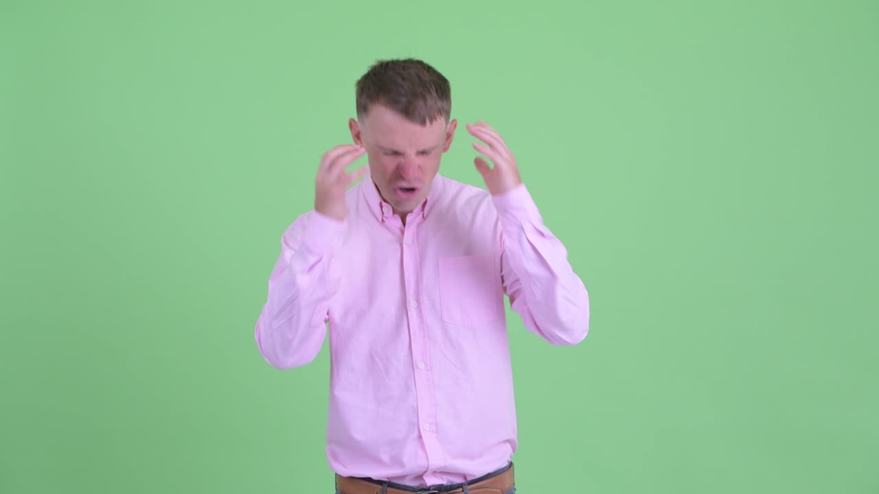 retrato de un hombre de negocios con una camisa rosa