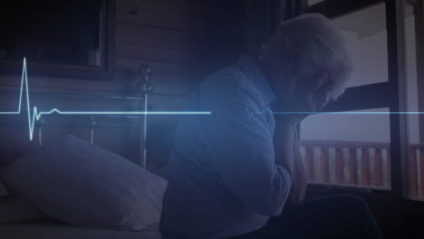 monitor de frecuencia cardíaca azul brillante contra la mujer mayor caucásica estresada sentada en la cama en casa