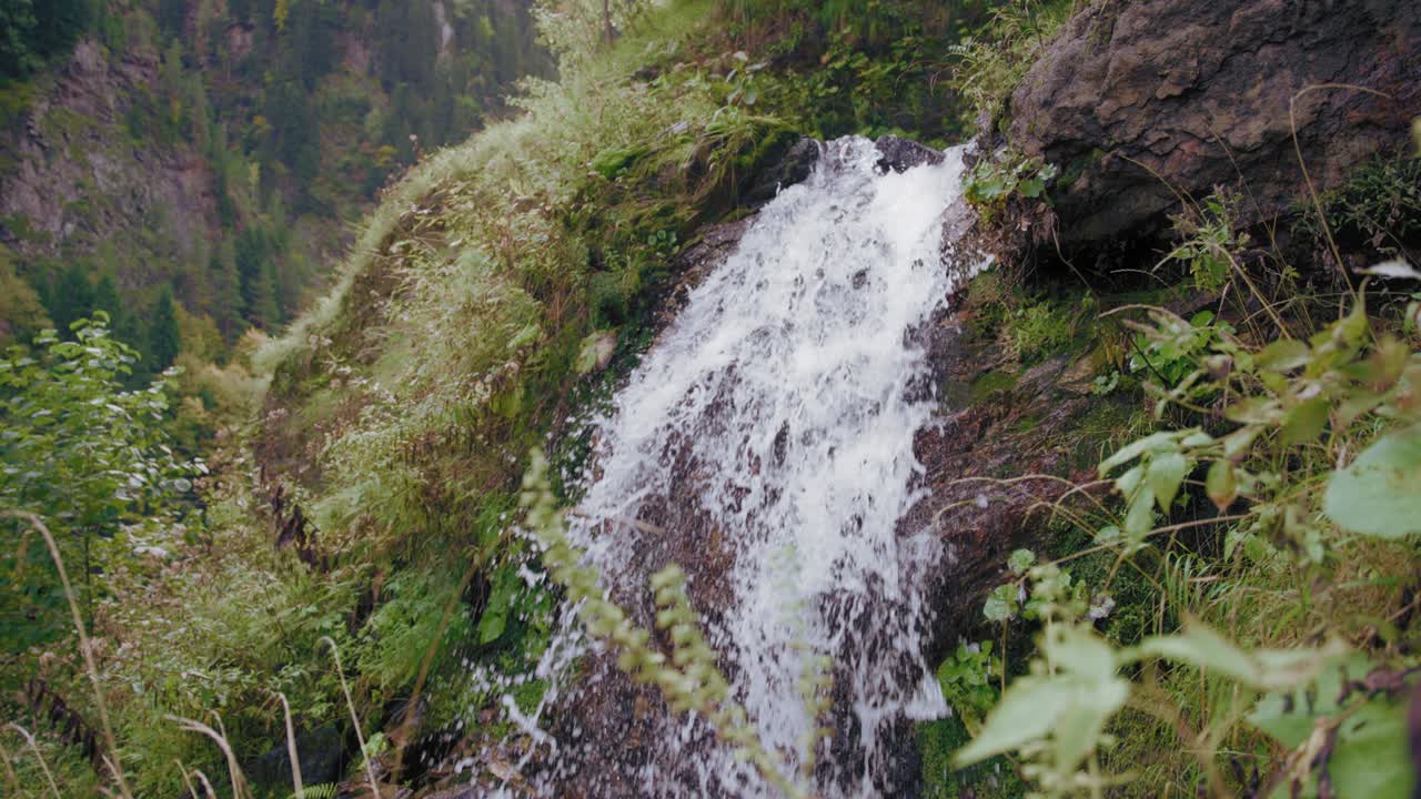 corriente de agua que cae desde el borde rocoso