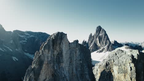 Tomas-Aéreas-Panorámicas-Lentas-De-Una-Cumbre-En-Los-Dolomitas-Con-Otras-Montañas-Pasando-En-El-Fondo