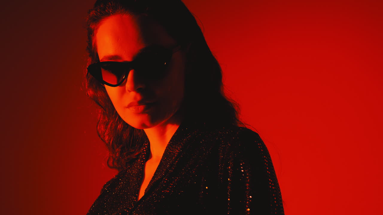 mujer elegante en luz roja