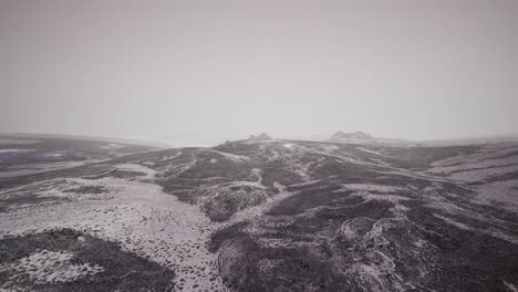 Espectacular-Estepa-Del-Desierto-Oscuro-Del-Invierno-En-Una-Meseta-Montañosa