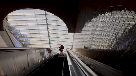 Mujer-Subiendo-La-Escalera-Mecánica-Del-Metro-En-El-Centro-De-Los-ángeles