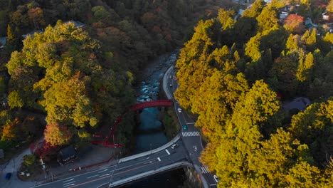 Langsame-Luftdrohne-Vorwärts-über-Shinkyo-brücke-In-Nikko-Mit-Autoverkehr