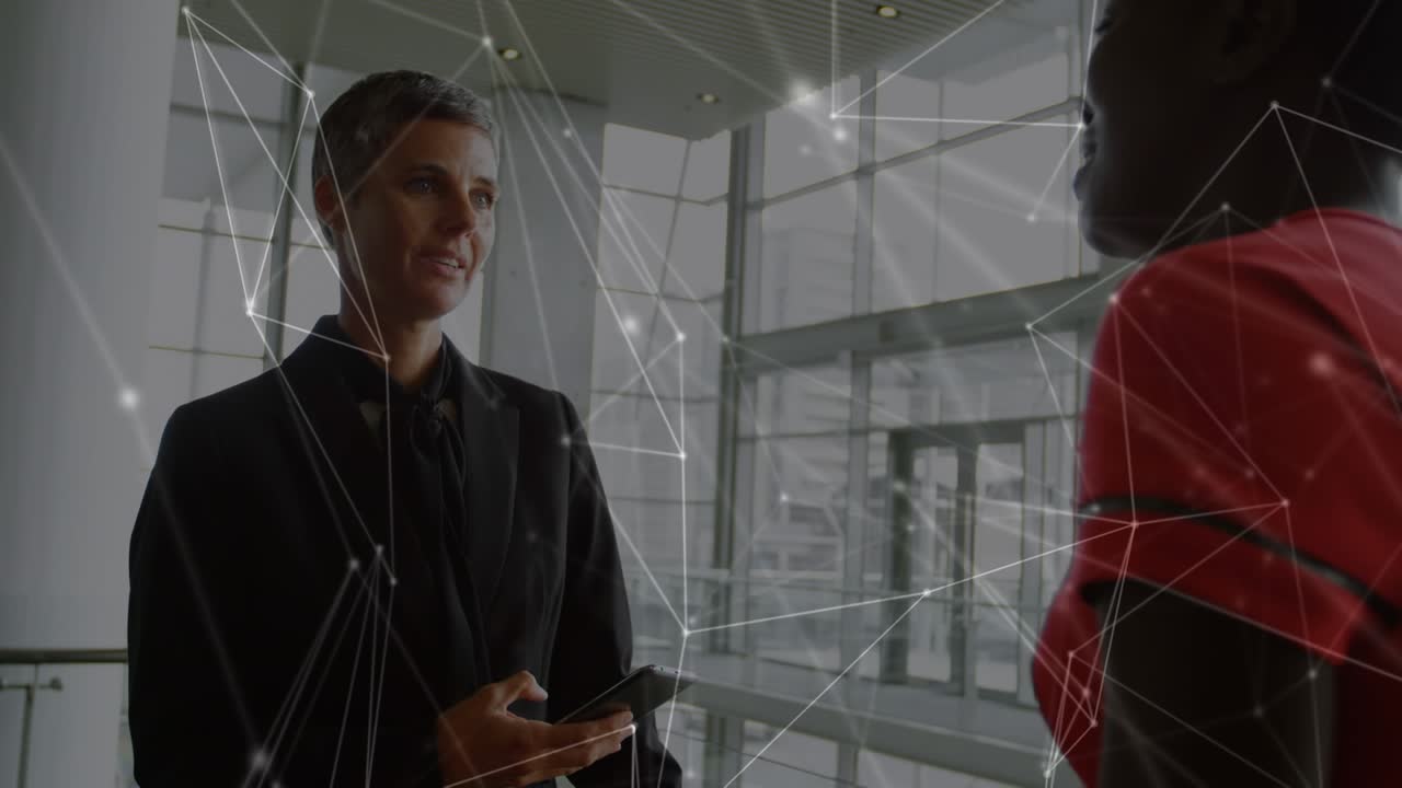 Animazione di un globo e connessioni su una donna d'affari caucasica che usa uno smartphone.