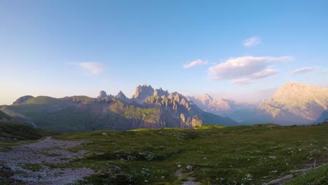 el parque natural nacional de timelapse se encuentra en los alpes dolomitas, la hermosa naturaleza de italia.