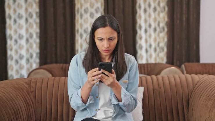 mujer india impactante usando teléfono móvil