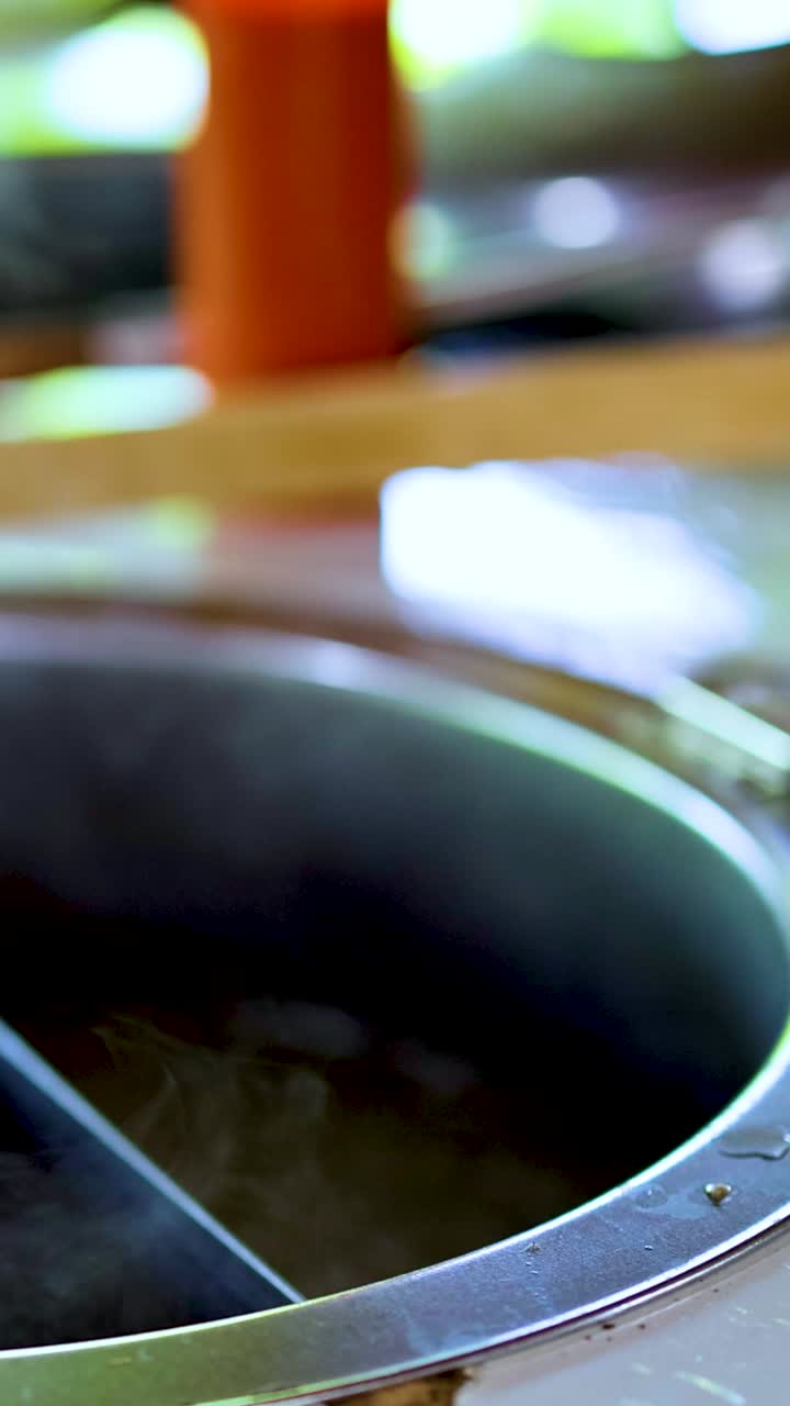 una olla de fideos al vapor en el mercado flotante de bangkok