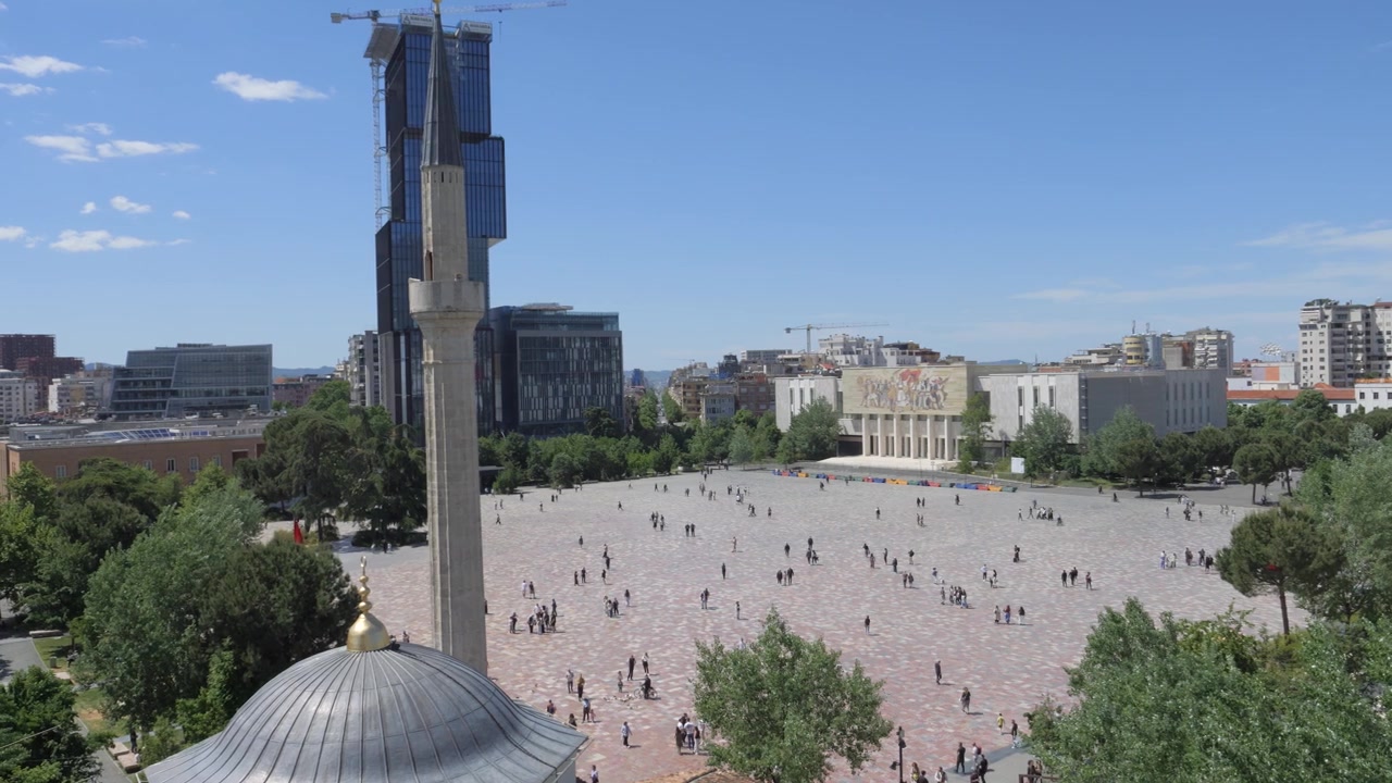 Praça Skanderbeg em Tirana, Albânia, com a Mesquita Ethem Bey, Minarete, Museu e Torres Modernas