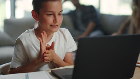 Niño-Teniendo-Clase-En-Línea-En-Casa.-Chico-Lindo-Usando-Computadora-Para-Educación-A-Distancia.