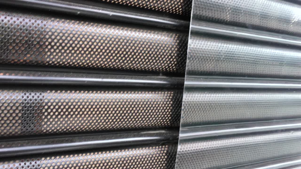 garaje de acero delantero de la tienda. apertura delantera de la puerta de acero de la tienda