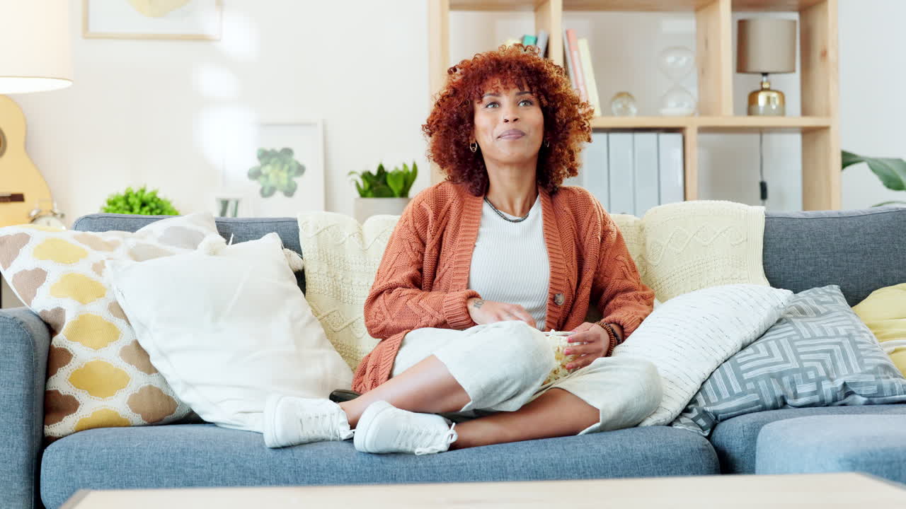 viendo televisión, disfrutando y relajándose mujer
