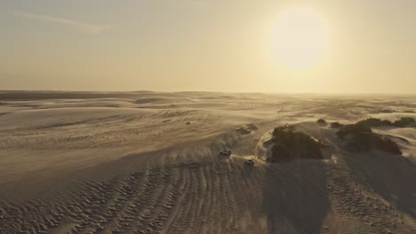 las camionetas conducen todo terreno explorando las ventosas dunas de arena de brasil en el dorado atardecer