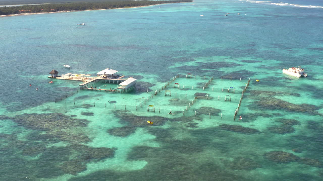 Attrazione marina Dolphin Explorer e barche ancorate, Punta Cana, drone