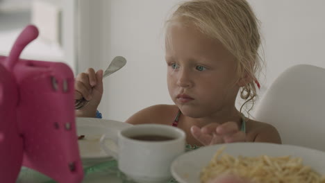 Cena-De-Una-Niña