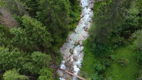 Luftstromschnellen-Österreichische-Alpen-Pan-Tilt-Drone-Mountain