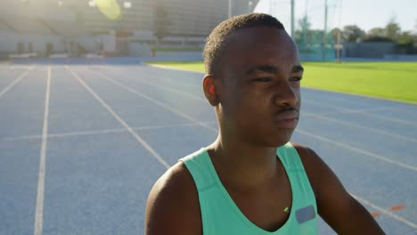 atleta discapacitado preparándose para la carrera de 4k