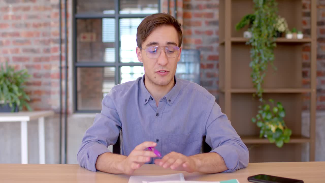 Uomo caucasico felice che parla e gesticola durante una videochiamata di lavoro informale, al rallentatore, spazio per il testo