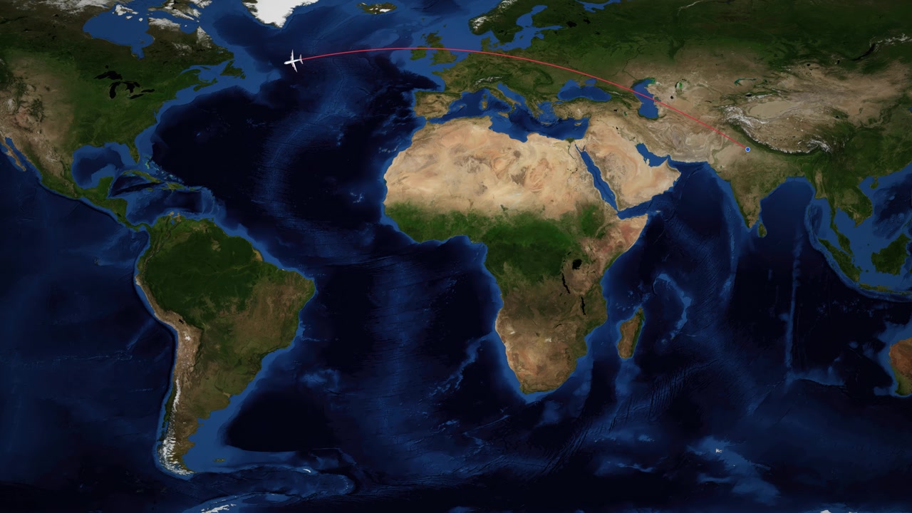 Una linea rossa traccia un aereo che vola su una mappa satellitare dall'India all'America.