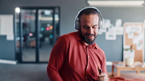 música, baile y auriculares con un hombre de negocios