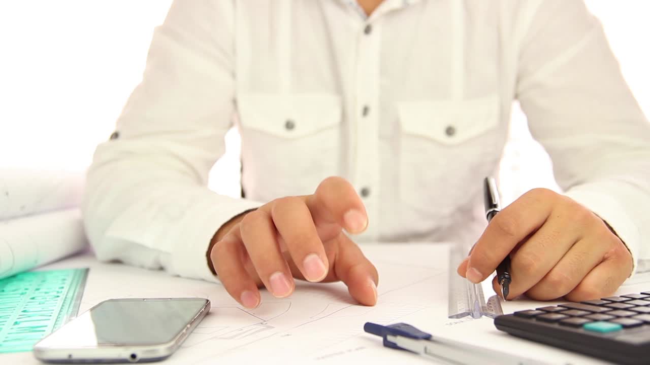 los dedos nerviosos de los estudiantes golpeando la mesa