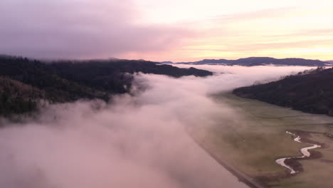 Coos-Bay-Oregon,-Valle-Lleno-De-Niebla-Baja