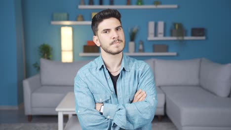 un joven frustrado mirando a la cámara.