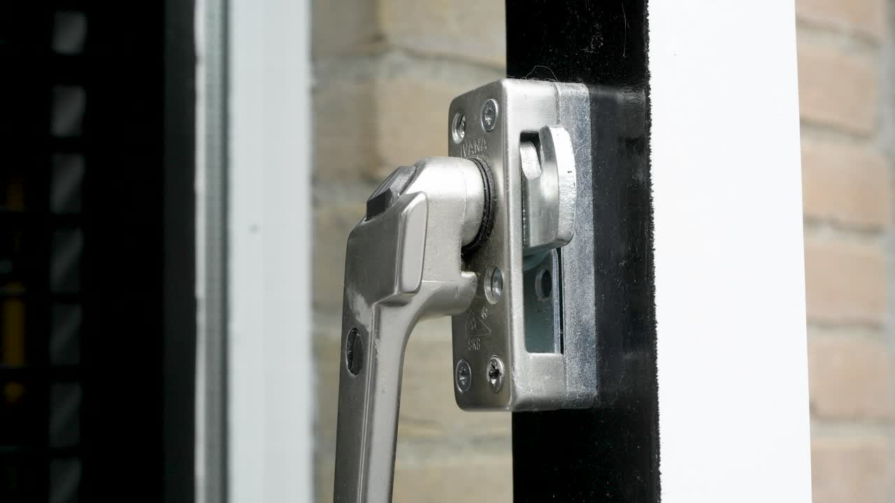 Opening and closing window mechanism with hand