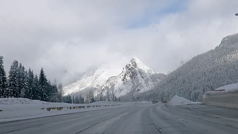 Punto-De-Vista-De-Un-Conductor-Conduciendo-En-La-Carretera-Nevada-Del-Paso-De-Snoqualmie-En-Invierno-En-Cascade-Range,-Washington,-Estados-Unidos