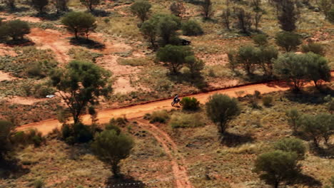 Tele-Drohnenansicht-Eines-Motorradrennfahrers-Auf-Der-Roten-Wüstenstrecke-Beim-Finke-Wüstenrennen-Im-Ländlichen-Australien,-4k