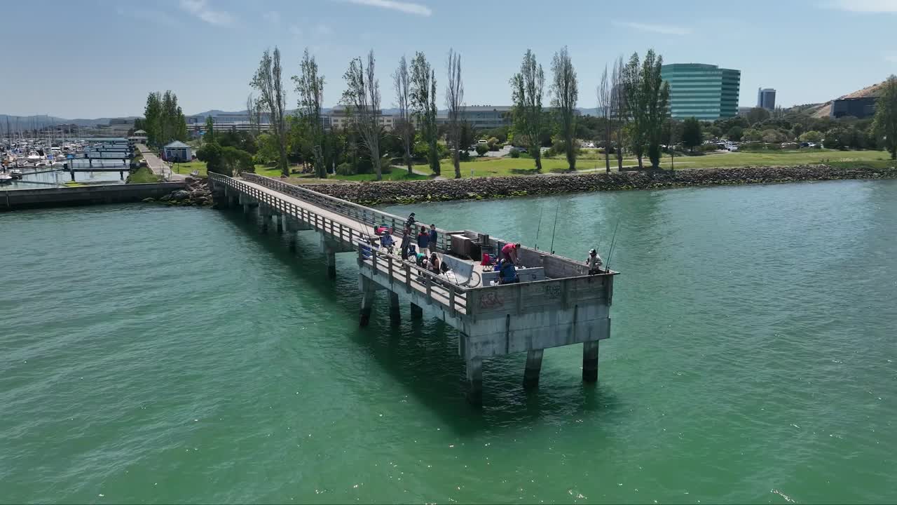puerto deportivo de brisbane, pescador en el muelle