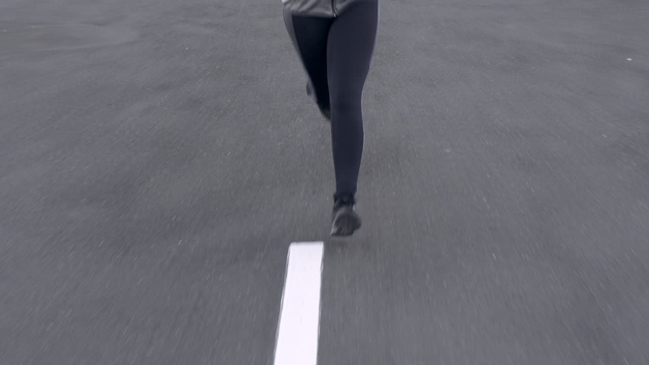 성숙한 여성, 피트니스 또는 도로에서 달리는 도시