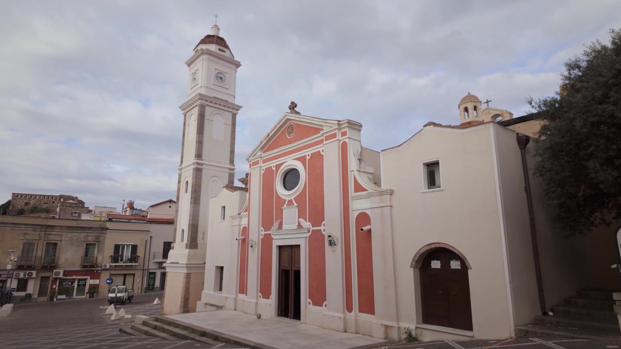 Architettura storica in pietra della Basilica di Sant'Antioco Martire a Sant'Antioco, Sardegna, Italia. Ripresa aerea laterale