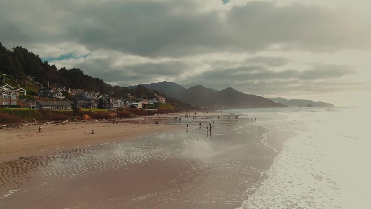 4k personas aéreas caminando en oregon beach drone dolly en