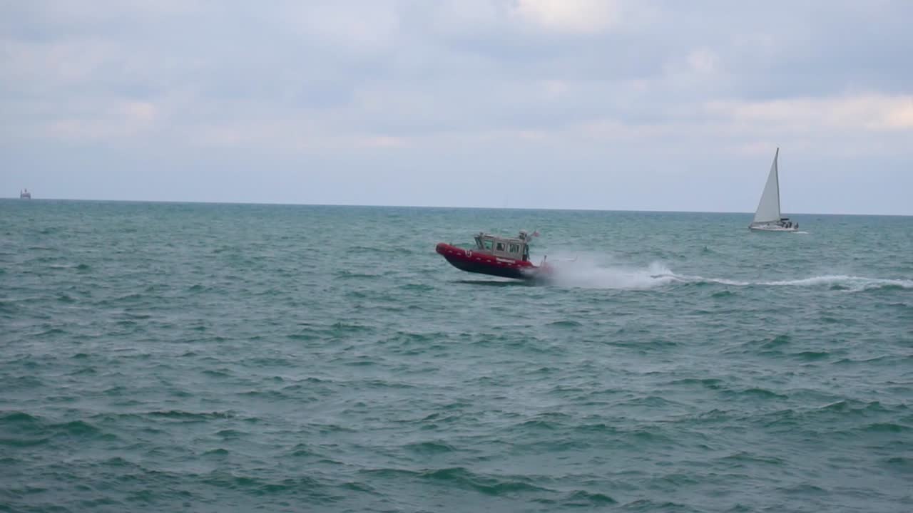 고르지 못한 바다를 통과하는 보트의 슬로모