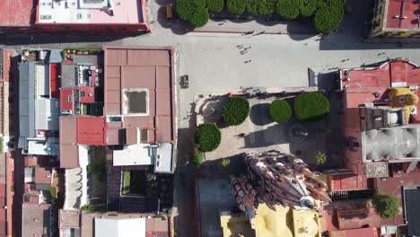 La-Histórica-Plaza-De-San-Miguel-De-Allende-Y-Coloridos-Edificios-En-Un-Día-Soleado,-Vista-Aérea