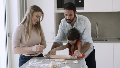 Mama-Und-Papa-Bringen-Einem-Kleinen-Mädchen-Das-Backen-Bei