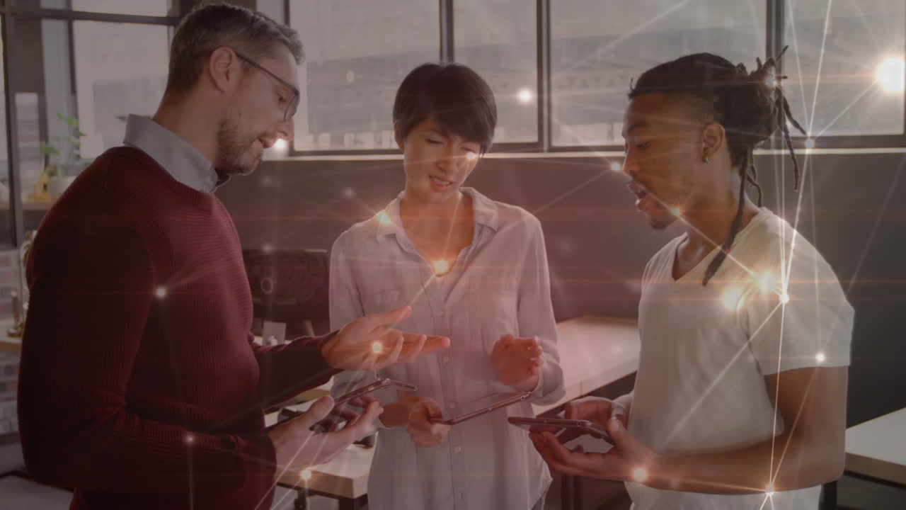 사무실에서 토론하는 다양한 동료들에 대한 연결 네트워크의 활성화