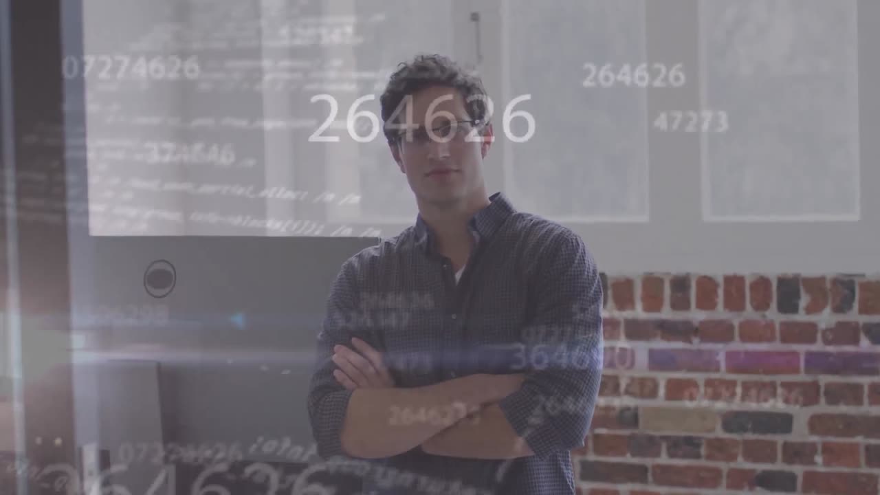 animación del procesamiento de datos sobre hombre de negocios caucásico que trabaja en la oficina