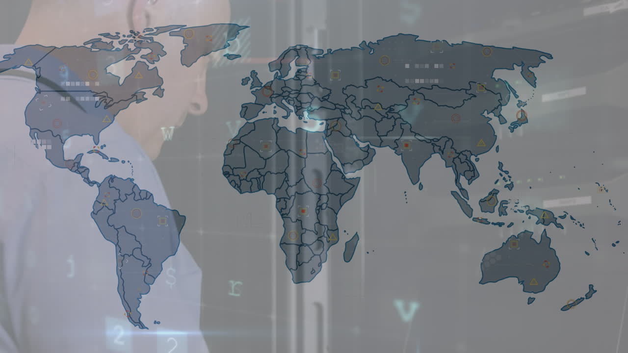 animación del mapa del mundo sobre trabajador caucásico en la sala del servidor