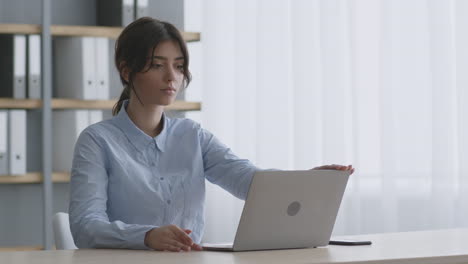 mujer trabajando en una computadora portátil en la oficina