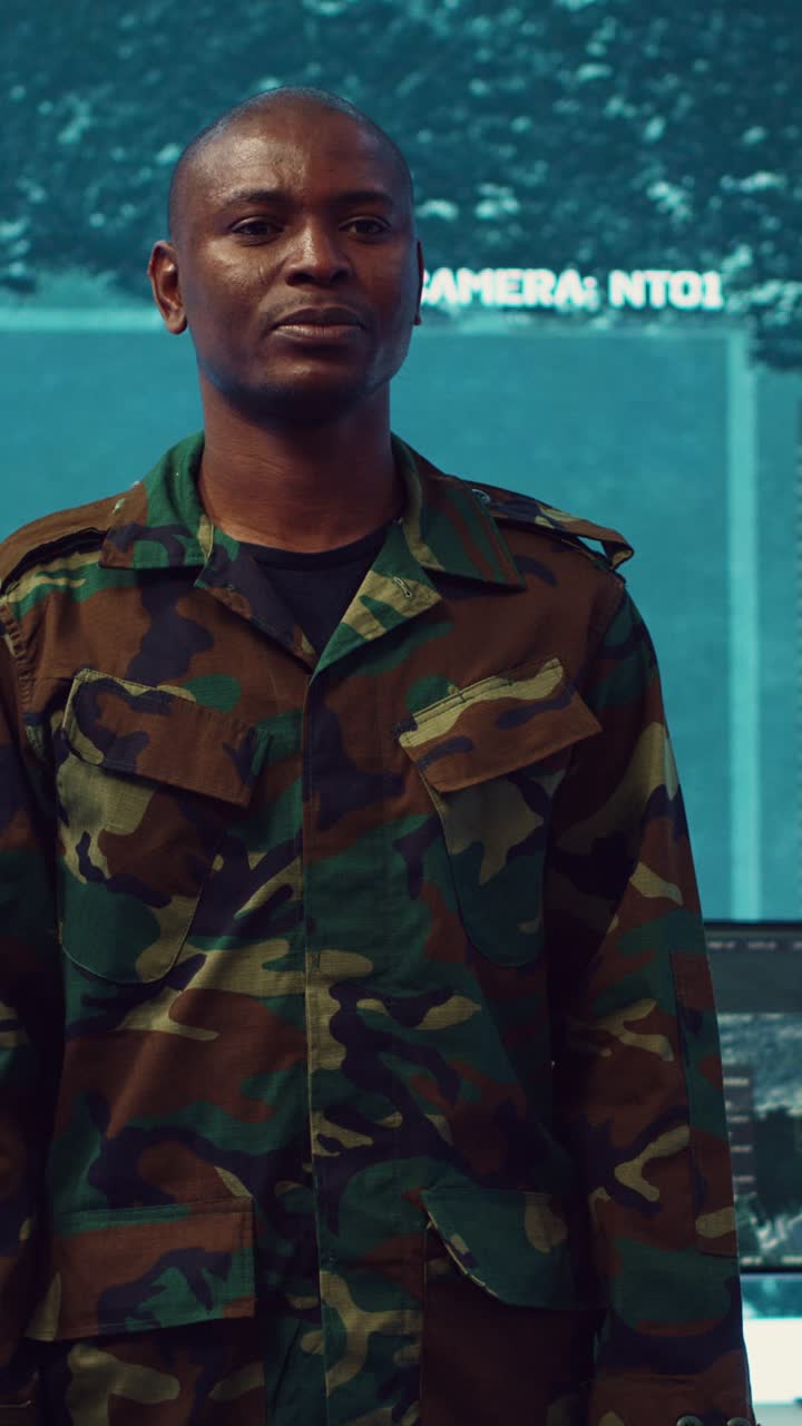 Soldato afroamericano in uniforme mimetica che saluta