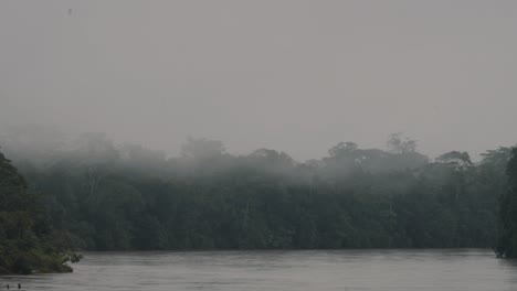 亞馬遜雨林和河流被厚厚的霧罩在厄瓜多爾